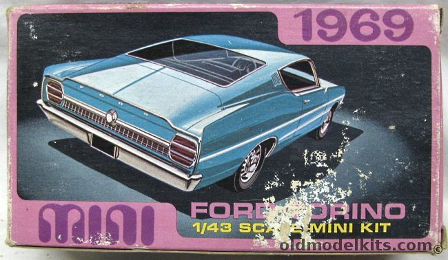 AMT 1/43 1969 Ford Torino With Display Case, M782-100 plastic model kit